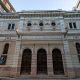 L�edificio, costruito dall�ingegnere barese Vittorio Chiaia tra il 1887 e il 1890,  si presenta con un�elegante architettura neoclassica che contrasta con i due moderni fabbricati che lo affiancano